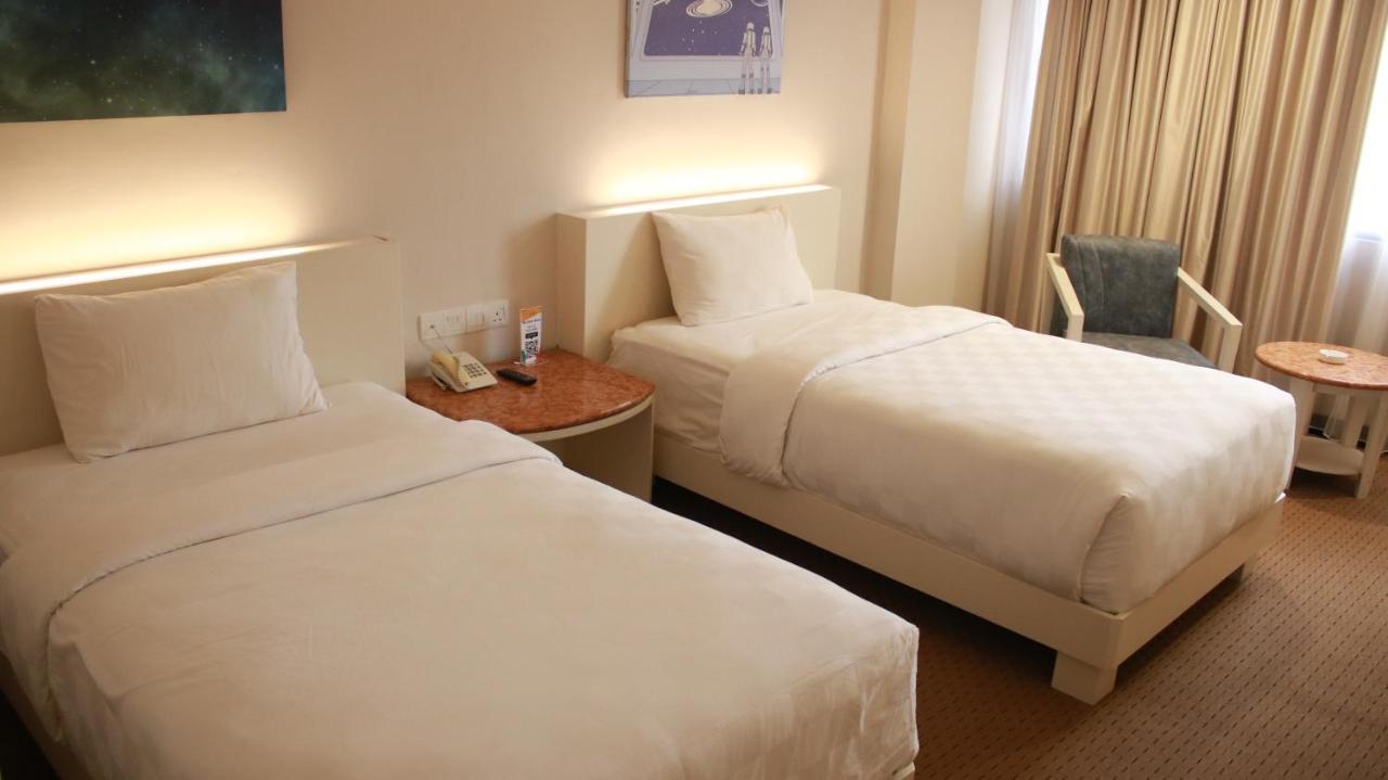Beverly Hotel Batam Нагоя Экстерьер фото