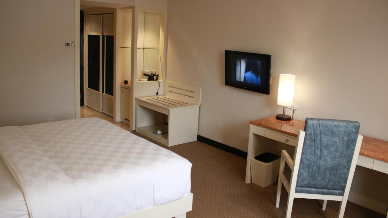Beverly Hotel Batam Нагоя Экстерьер фото