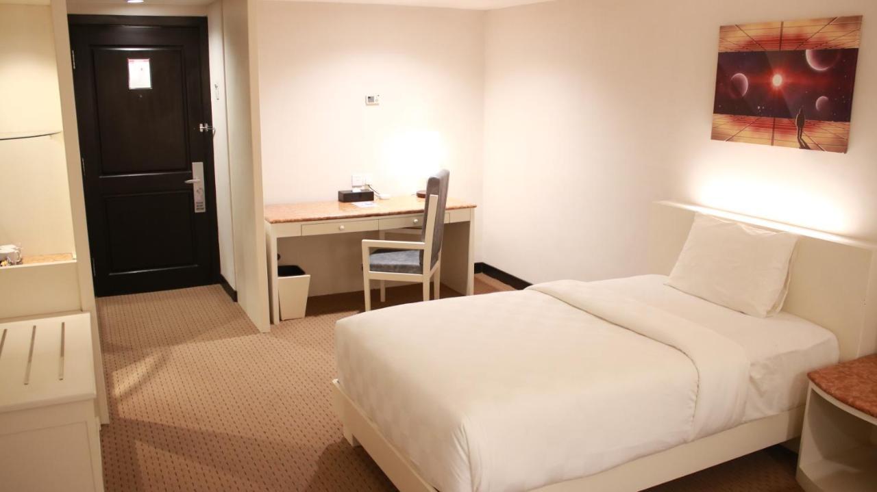 Beverly Hotel Batam Нагоя Экстерьер фото