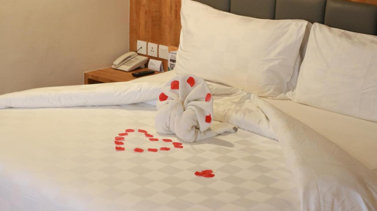Beverly Hotel Batam Нагоя Экстерьер фото
