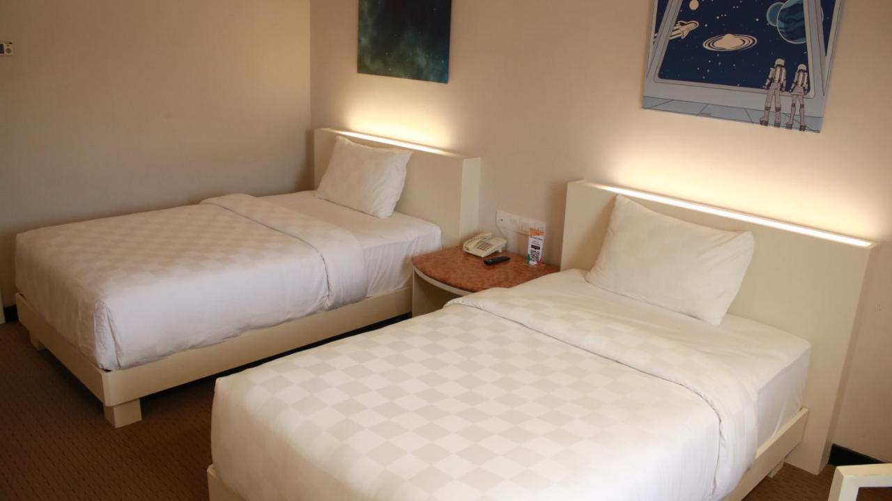 Beverly Hotel Batam Нагоя Экстерьер фото