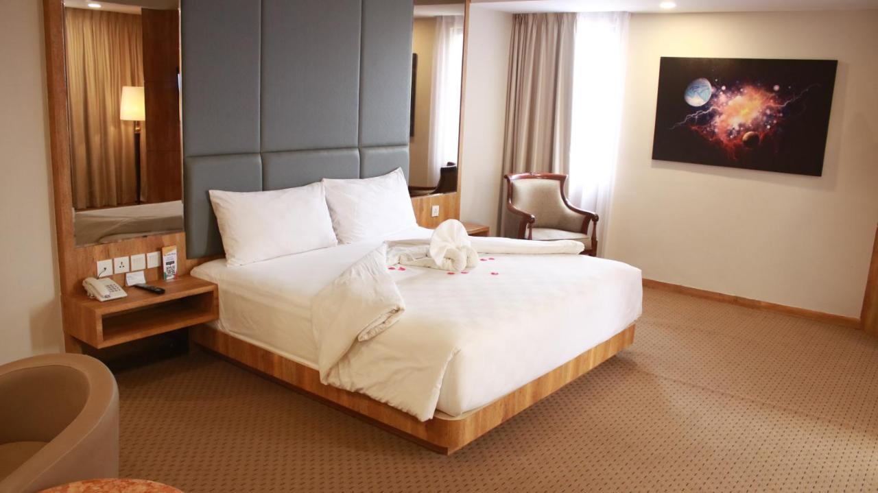 Beverly Hotel Batam Нагоя Экстерьер фото