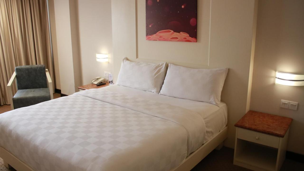 Beverly Hotel Batam Нагоя Экстерьер фото