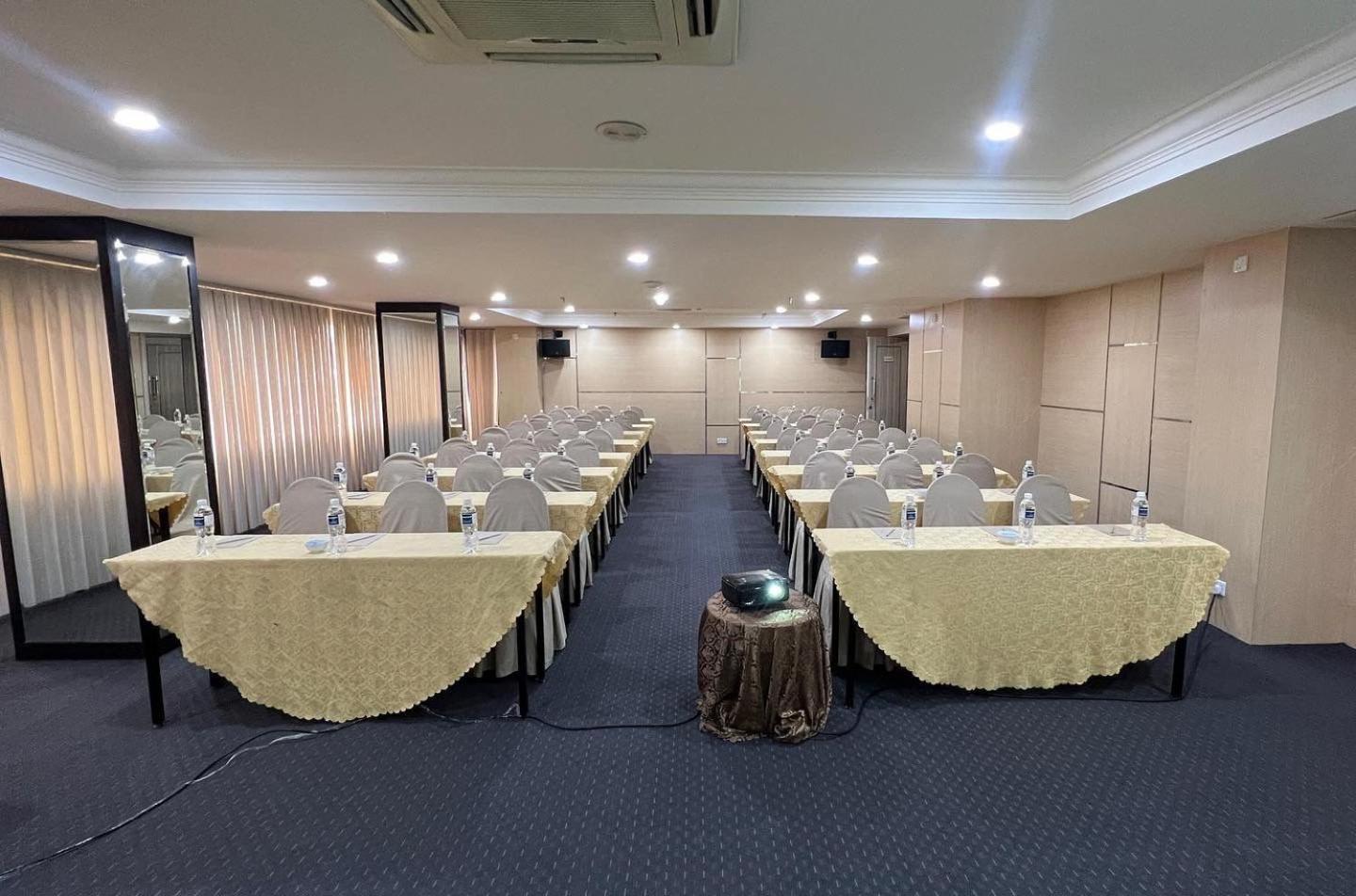 Beverly Hotel Batam Нагоя Экстерьер фото