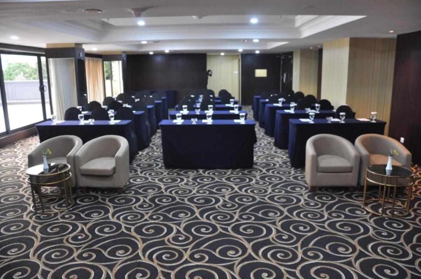 Beverly Hotel Batam Нагоя Экстерьер фото