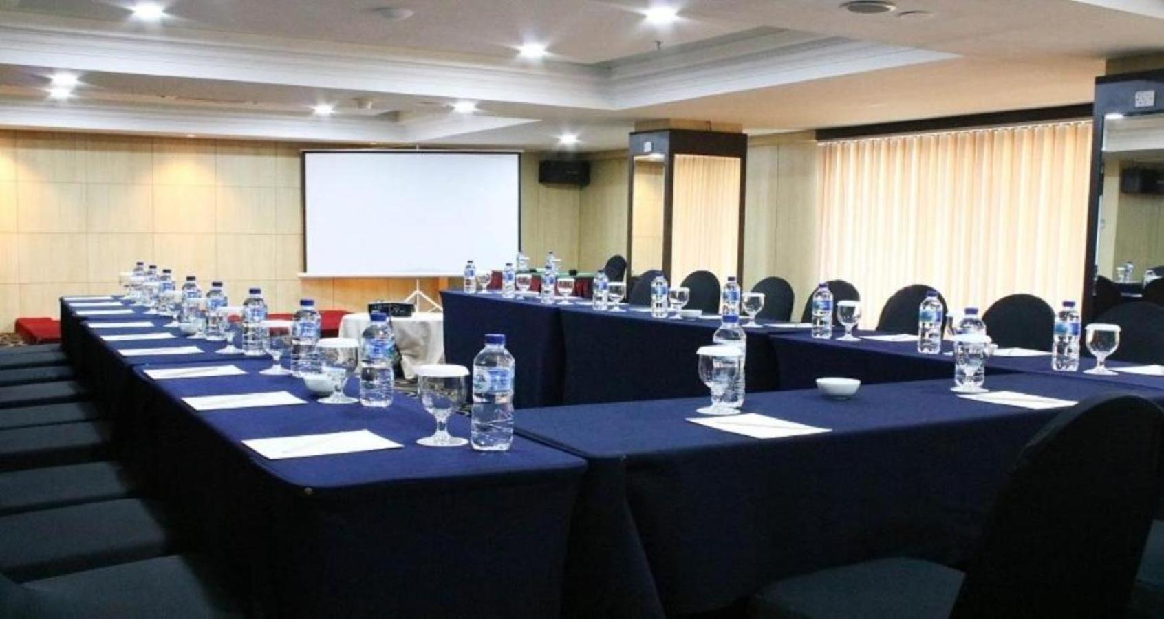 Beverly Hotel Batam Нагоя Экстерьер фото