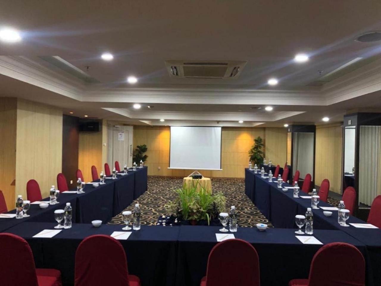 Beverly Hotel Batam Нагоя Экстерьер фото