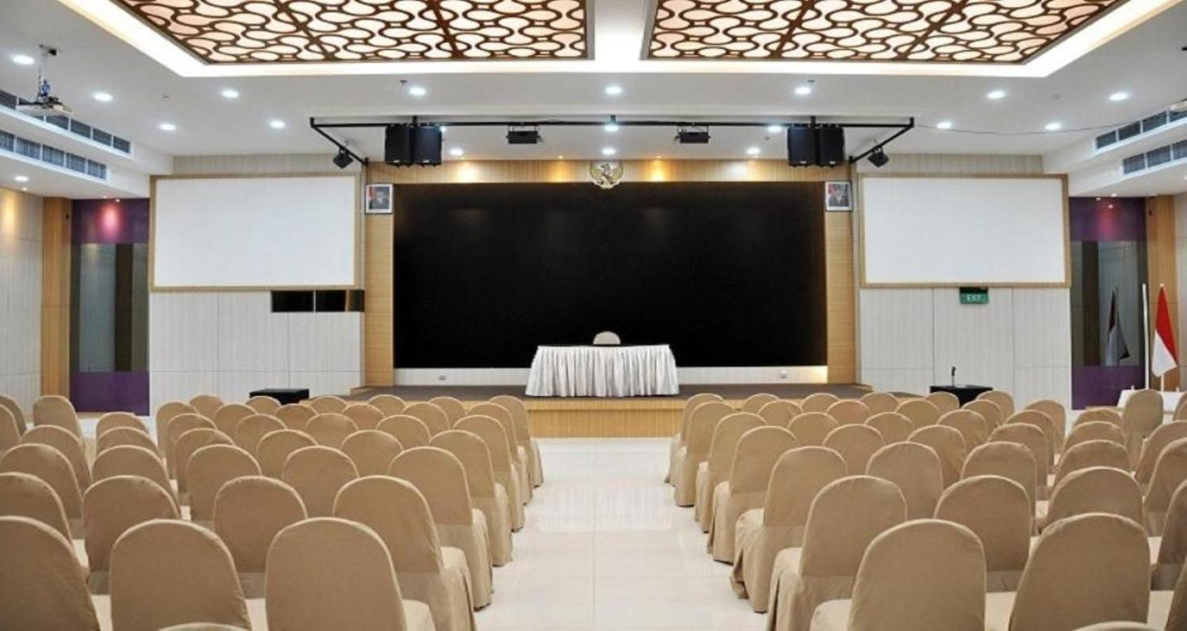 Beverly Hotel Batam Нагоя Экстерьер фото