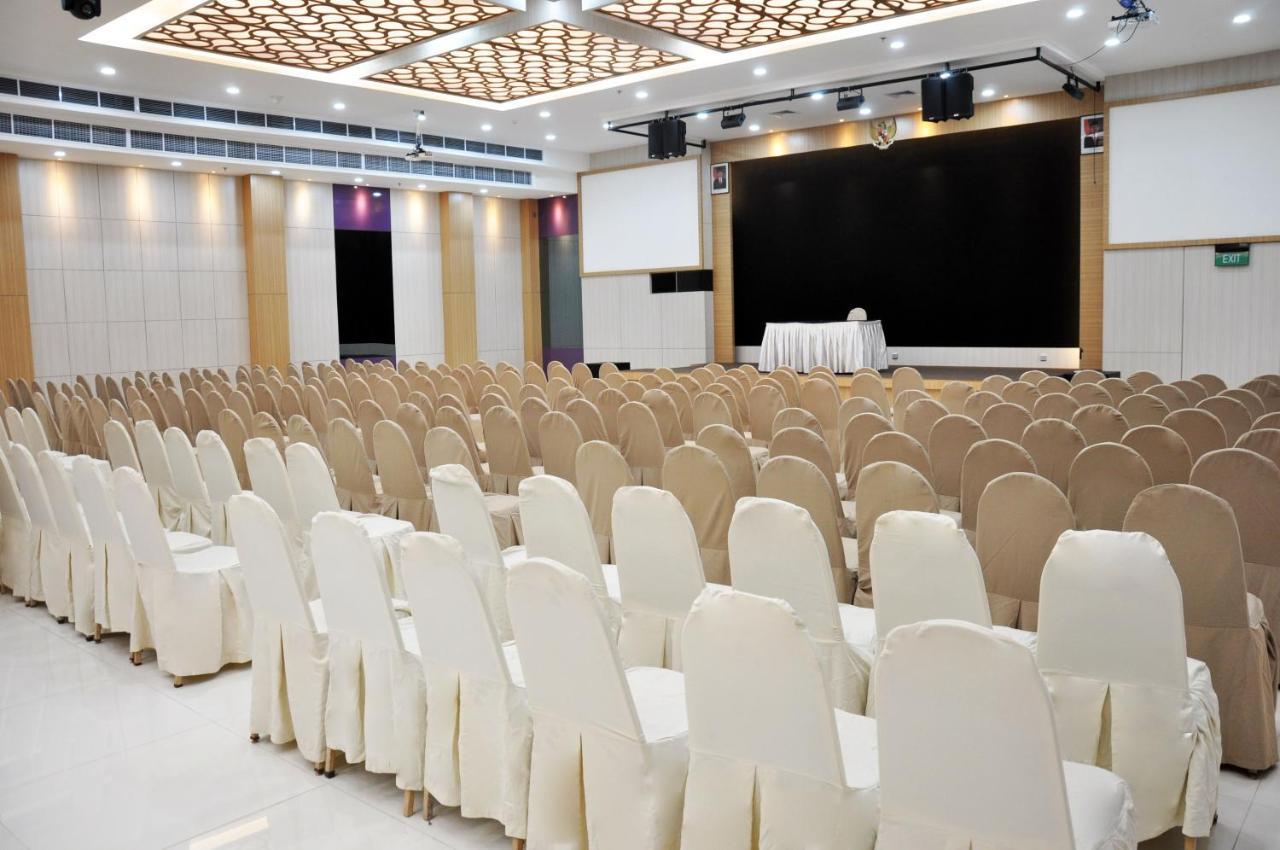 Beverly Hotel Batam Нагоя Экстерьер фото