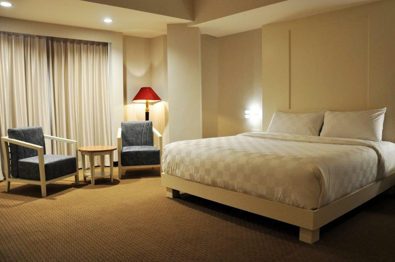 Beverly Hotel Batam Нагоя Экстерьер фото