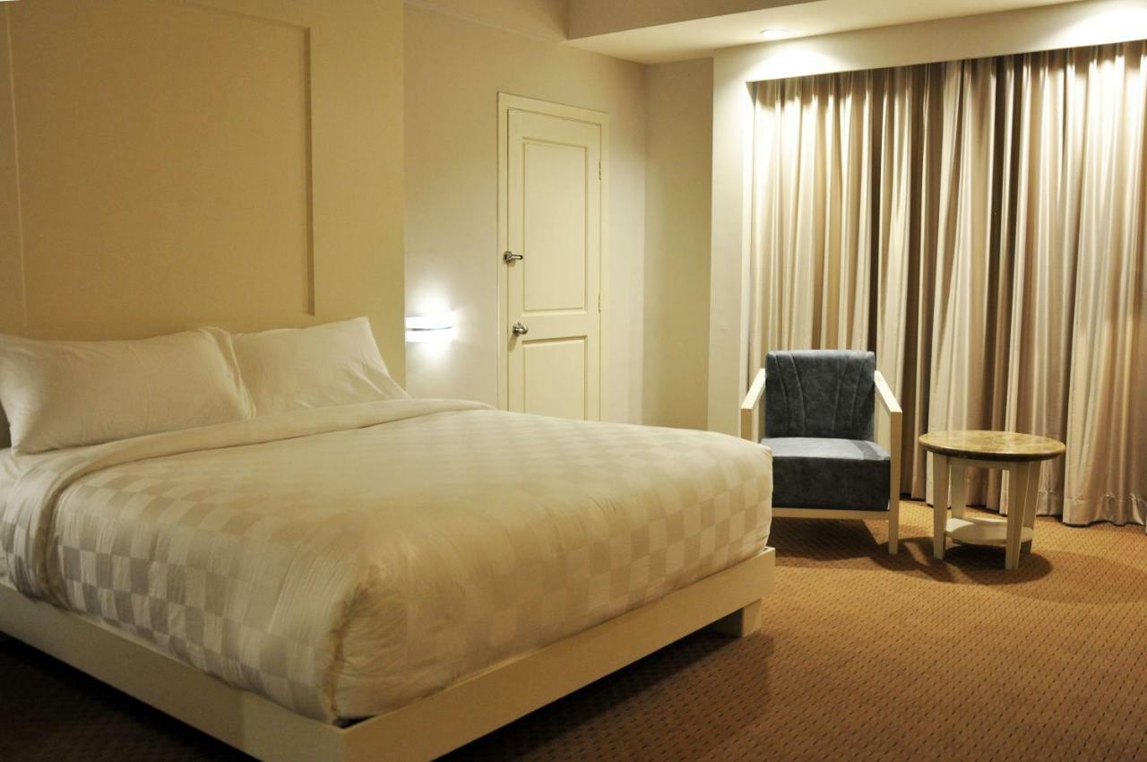 Beverly Hotel Batam Нагоя Экстерьер фото